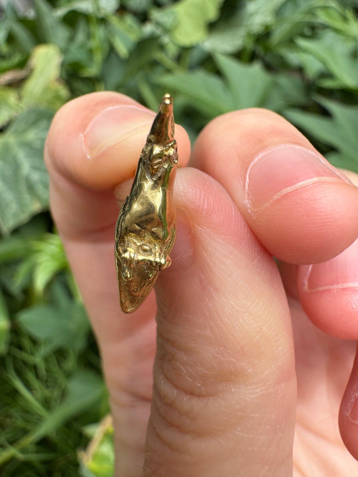 Vintage 18ct yellow gold cockatoo charm with single cut diamond eyes