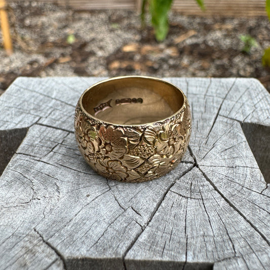 Vintage 9ct rosy yellow gold floral cigar band, 10.5mm wide