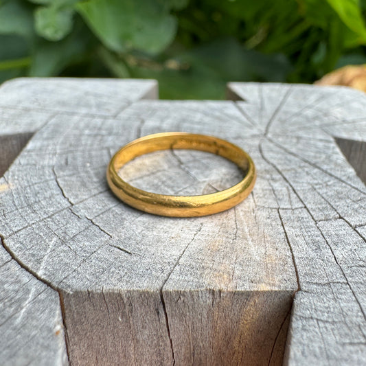 Vintage 22ct yellow gold band, 2.4mm wide, size I/4.25