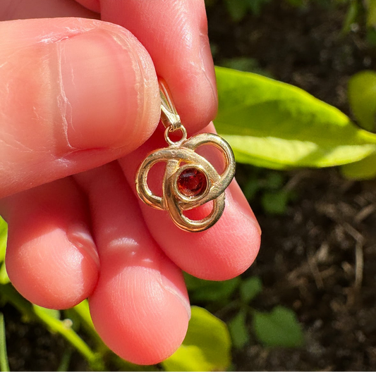 Vintage 9ct yellow gold garnet knot pendant