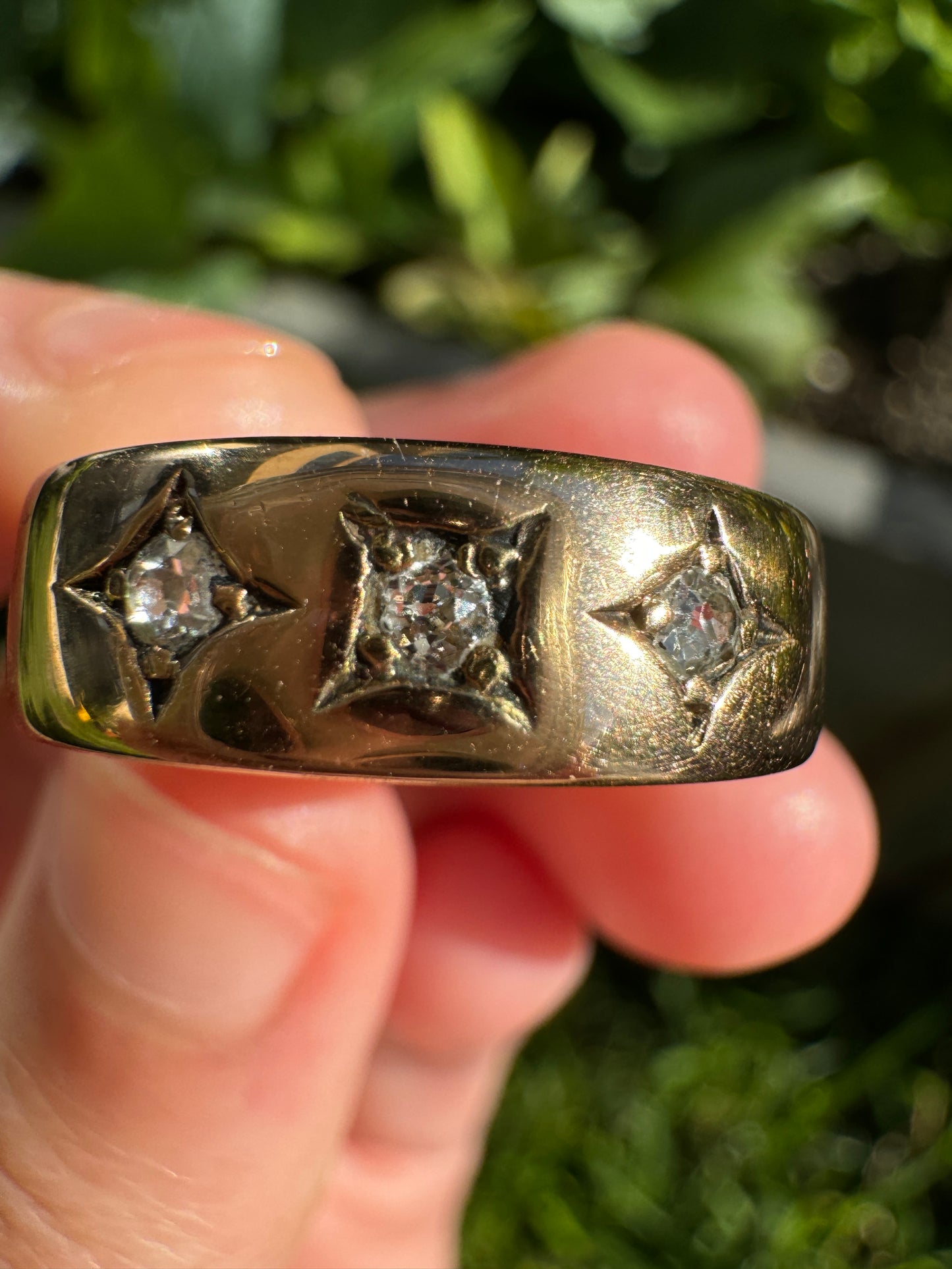 Vintage 18ct rosy yellow gold three stone old mine cut diamond gypsy ring