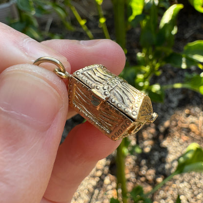 Vintage 9ct yellow gold opening treasure chest charm