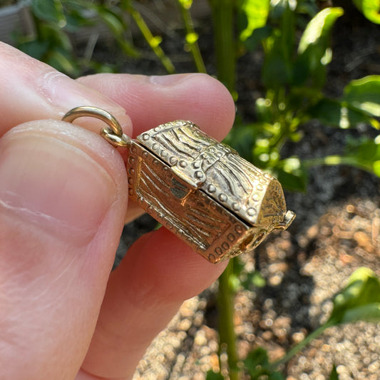 Vintage 9ct yellow gold opening treasure chest charm