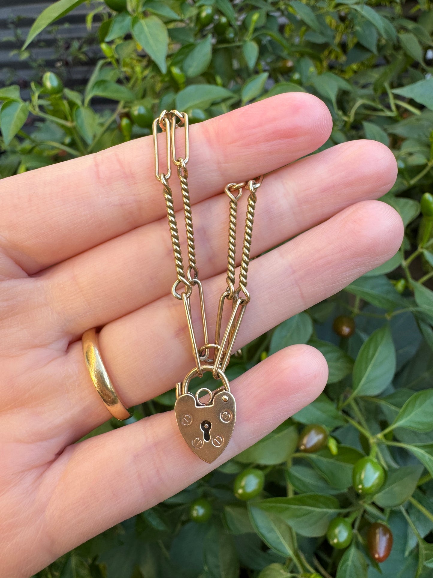 Vintage 9ct yellow gold fetter and twist link chain with heart padlock closure, 45.5cm / 17.91 inches long