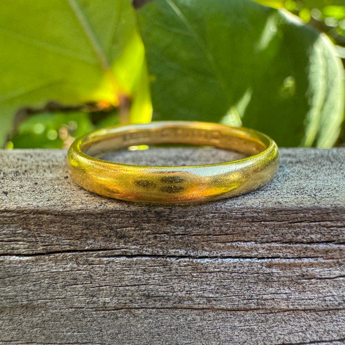 Antique English 22ct yellow gold band, 3mm wide