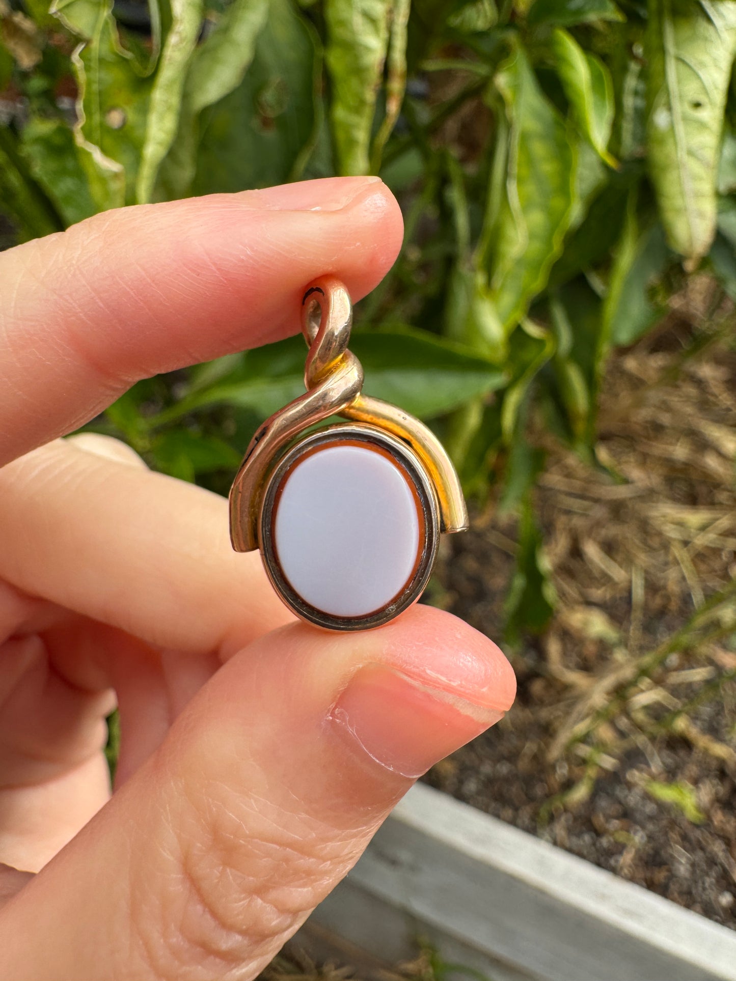 Antique 10ct rosy yellow gold bloodstone and sardonyx spinner pendant