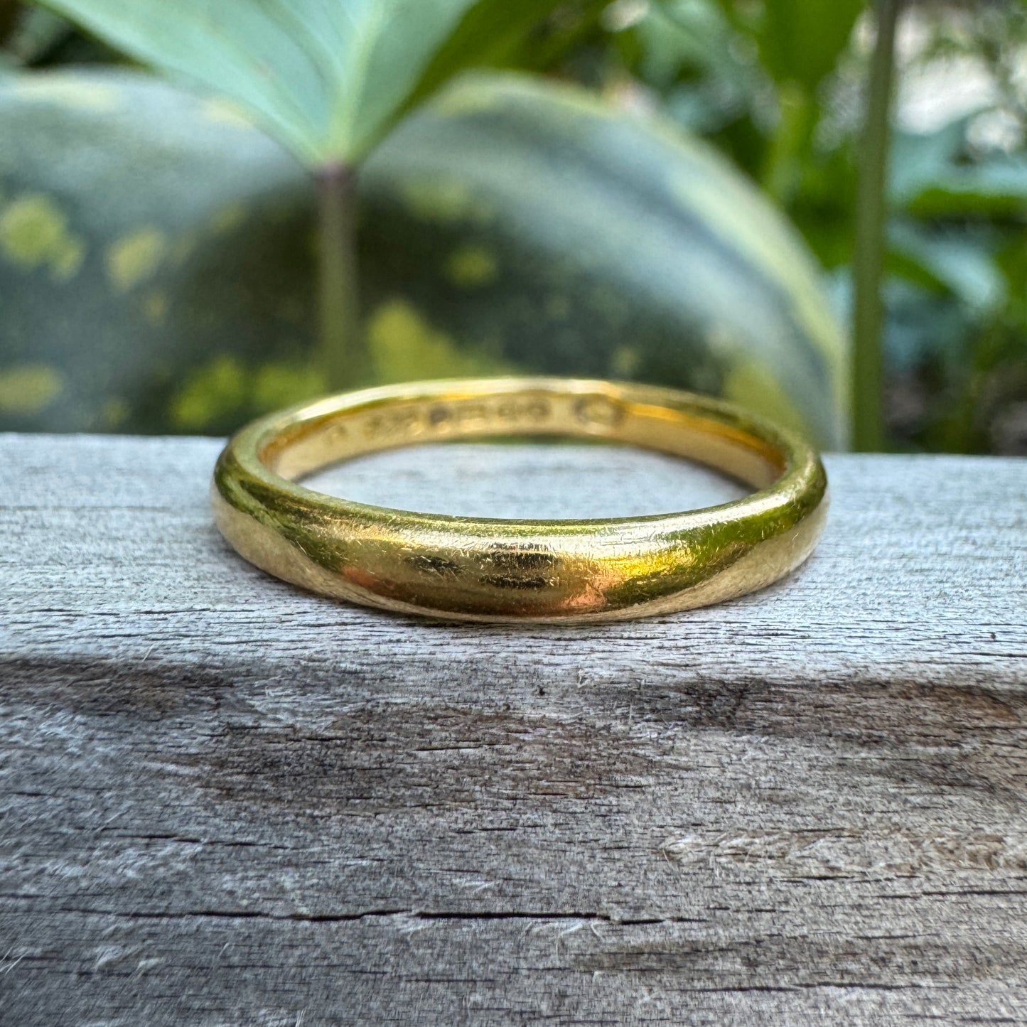 Vintage English 22ct yellow gold band, 2.7mm wide