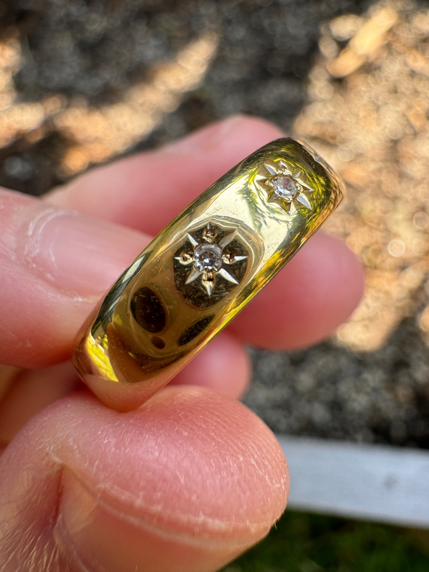 Vintage 18ct yellow gold three stone single cut diamond starset gypsy ring