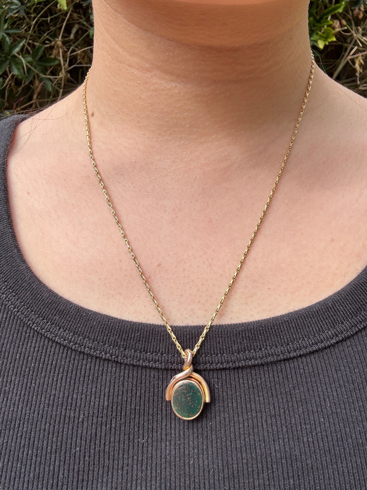 Antique 10ct rosy yellow gold bloodstone and sardonyx spinner pendant