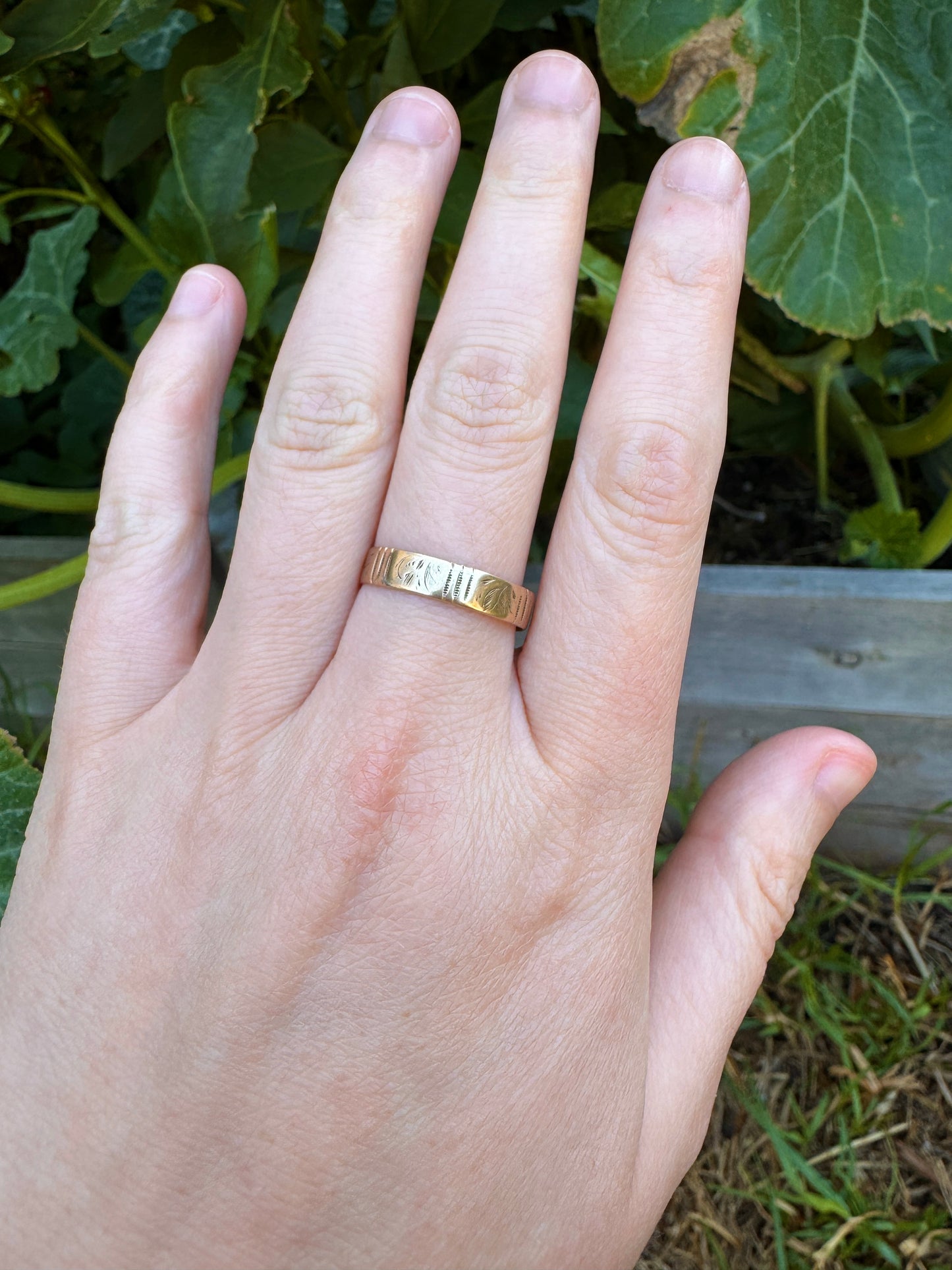 Antique Australian 12ct rosy yellow gold foliate pattern engraved band