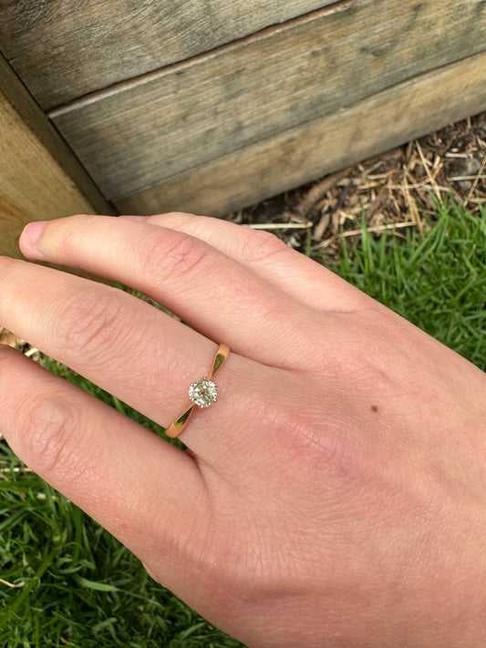 Vintage 18ct yellow gold 0.28ct old mine cut diamond solitaire ring with pinched shoulders