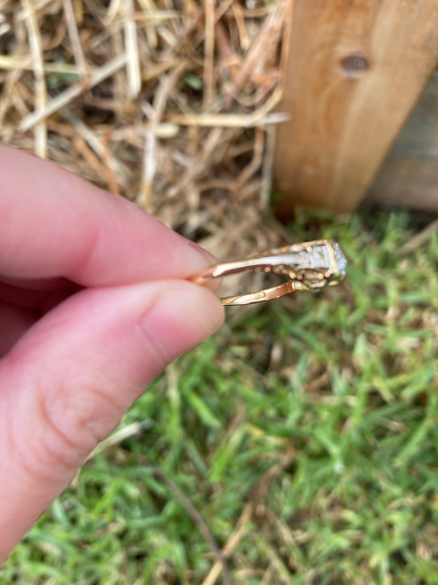 Vintage 18ct yellow and white gold diamond solitaire ring