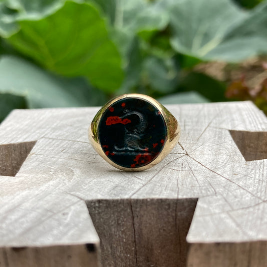 Vintage 9ct yellow gold bloodstone intaglio signet ring