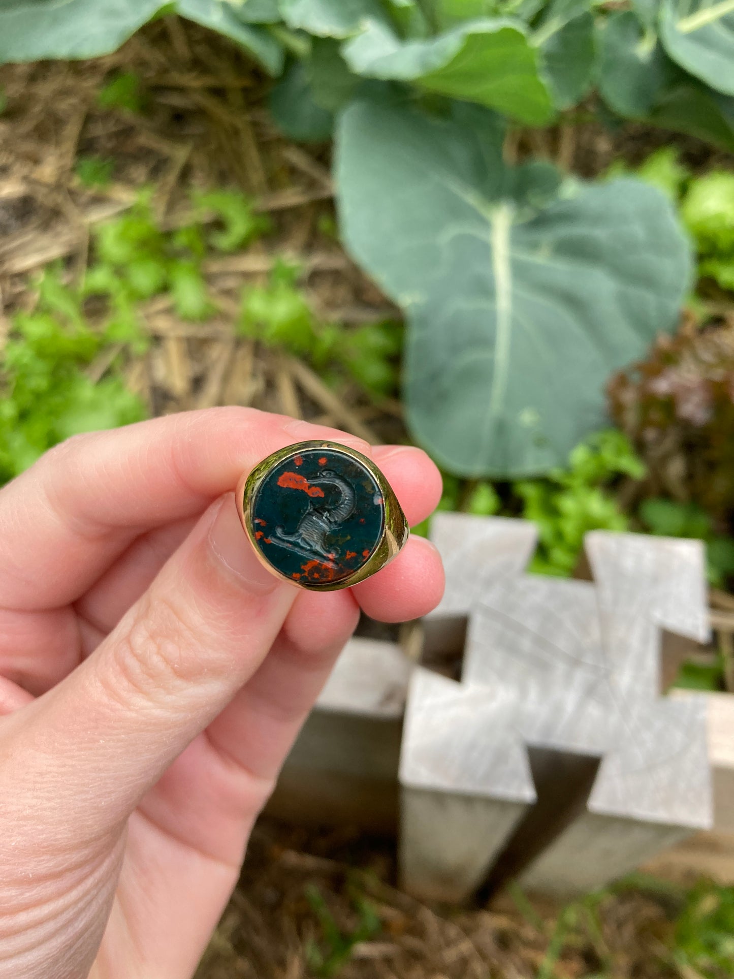 Vintage 9ct yellow gold bloodstone intaglio signet ring