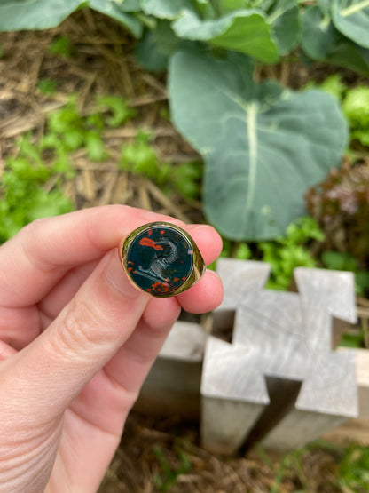 Vintage 9ct yellow gold bloodstone intaglio signet ring