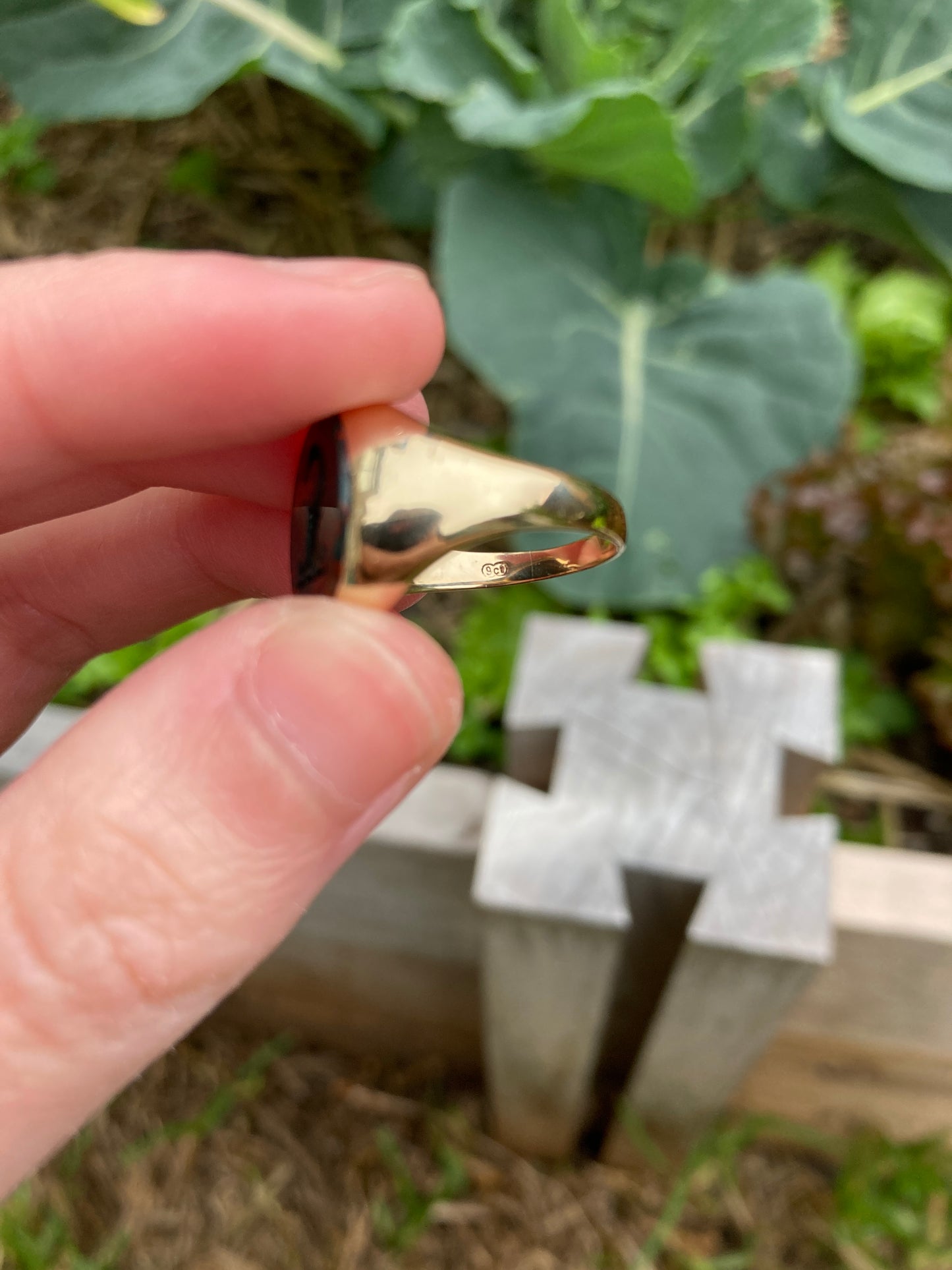 Vintage 9ct yellow gold bloodstone intaglio signet ring
