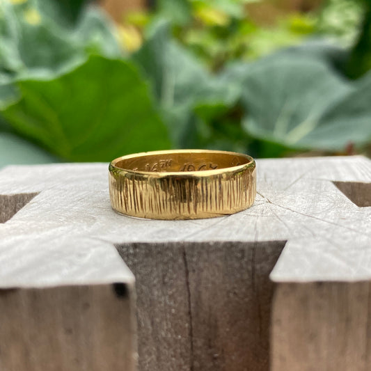 Vintage 18ct yellow gold line textured band, 6mm wide