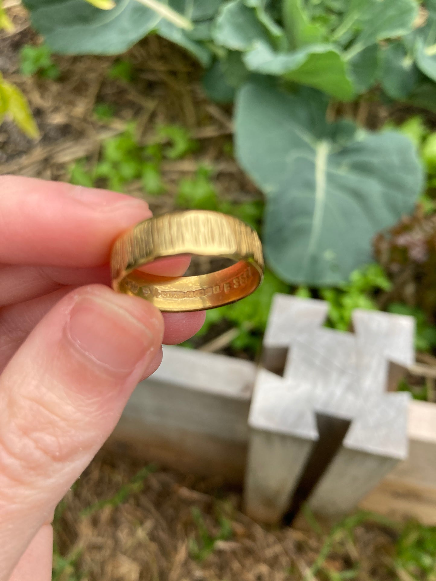 Vintage 18ct yellow gold line textured band, 6mm wide