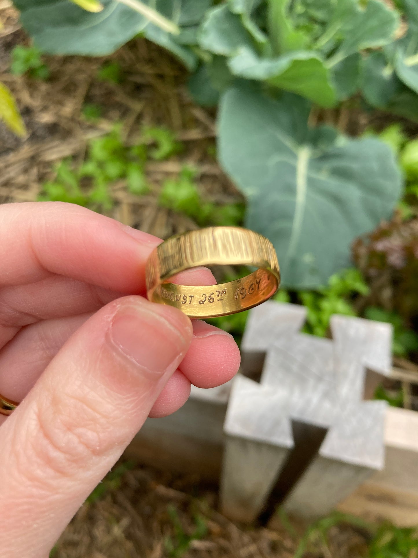 Vintage 18ct yellow gold line textured band, 6mm wide