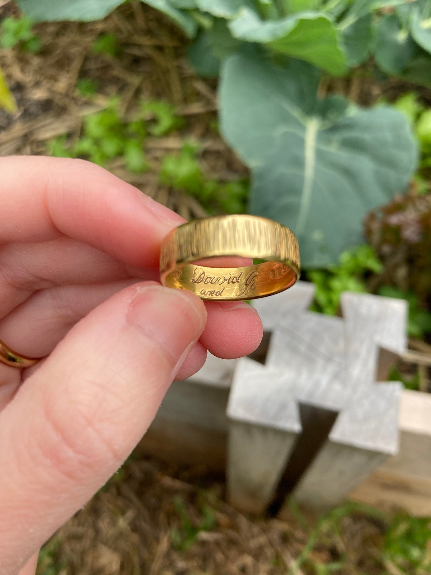 Vintage 18ct yellow gold line textured band, 6mm wide
