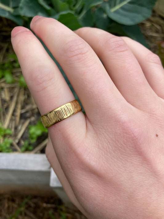 Vintage 18ct yellow gold line textured band, 6mm wide