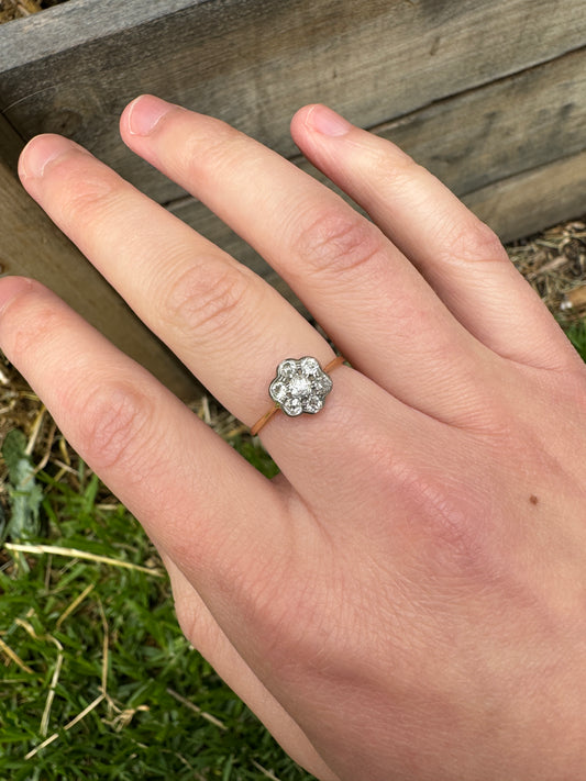 Vintage 18ct yellow gold and platinum 0.25ct TCW old mine cut diamond daisy ring