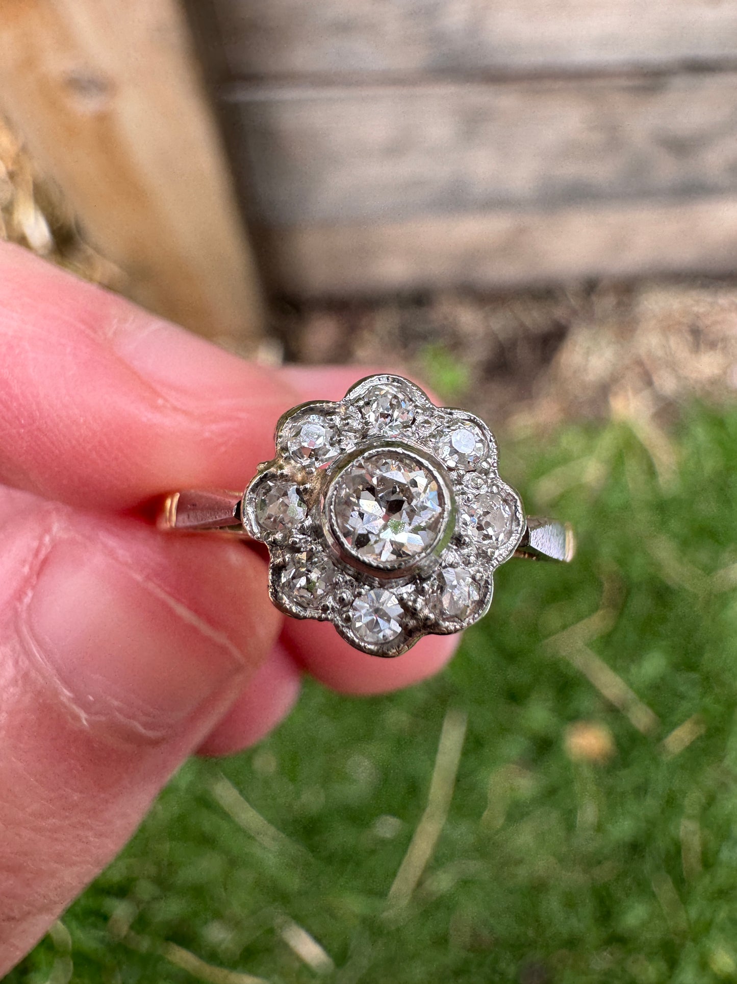 Vintage 18ct yellow gold and platinum 0.36ct TCW mixed old cut diamond daisy ring