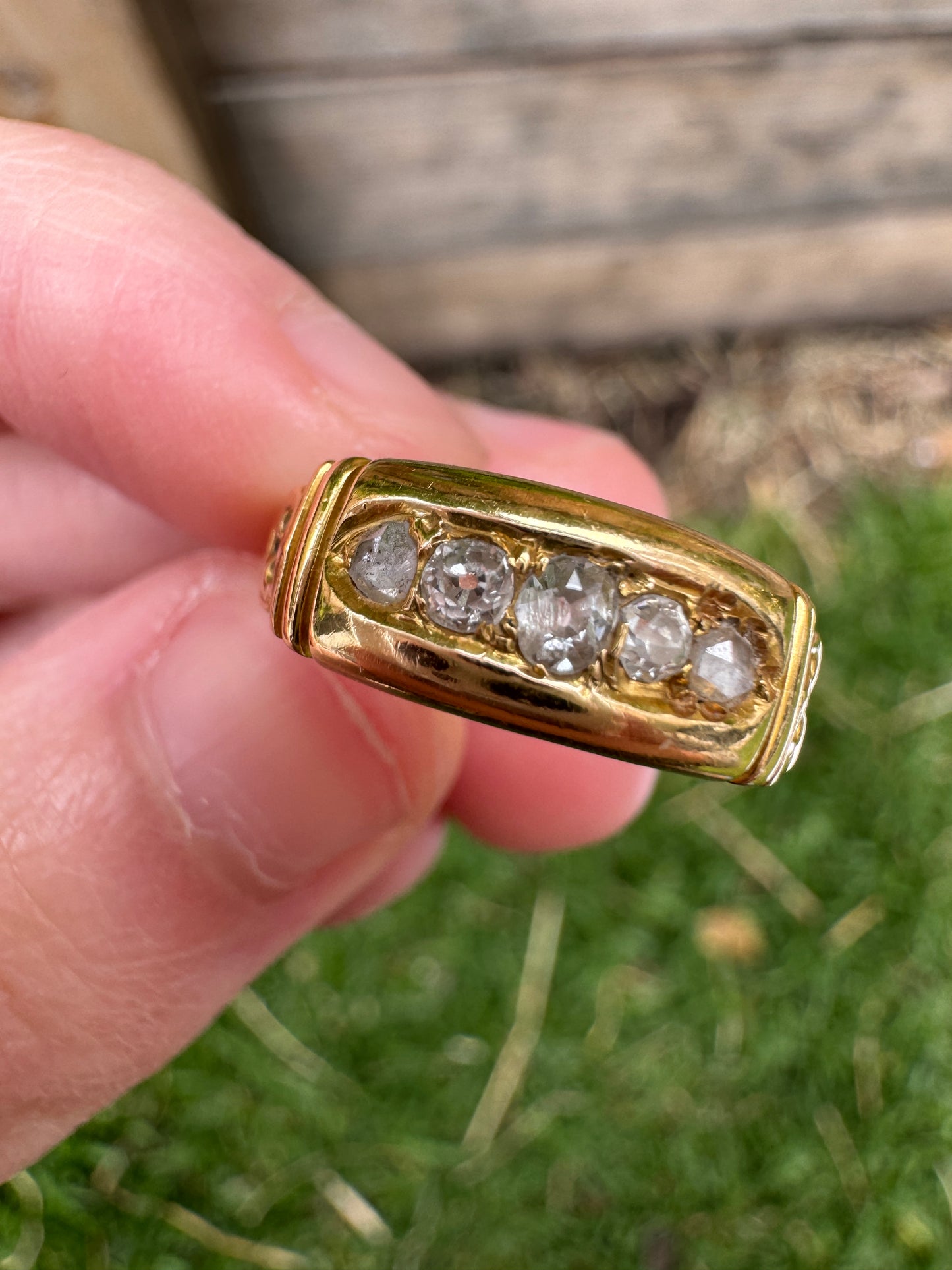 Antique Victorian 18ct yellow gold five stone mixed old diamond ring