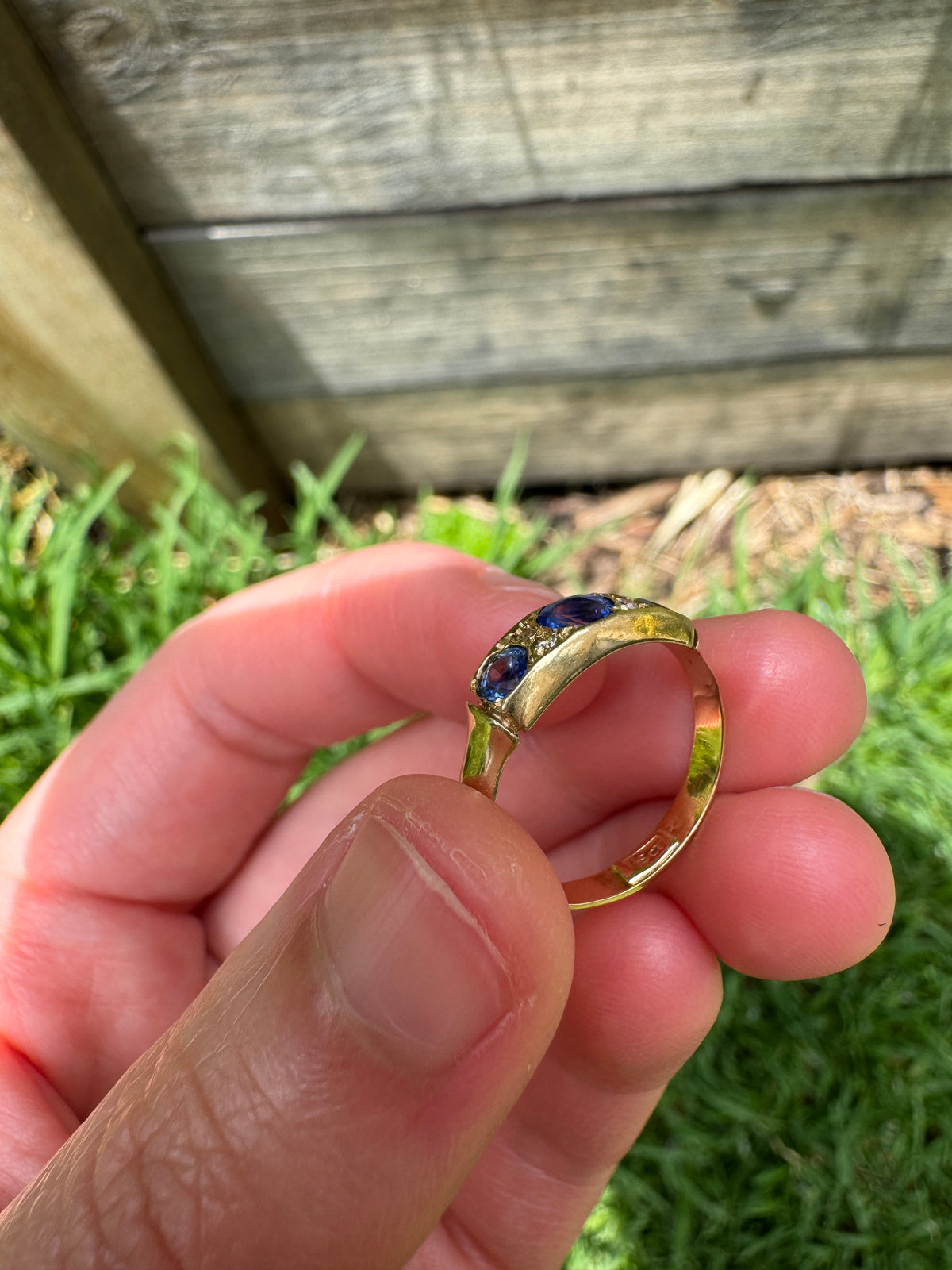 Vintage 15ct yellow gold natural sapphire and diamond ring