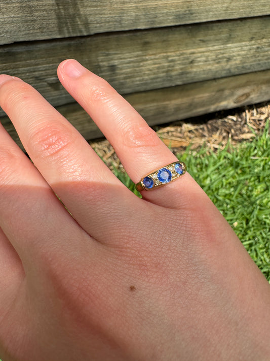 Vintage 15ct yellow gold natural sapphire and diamond ring