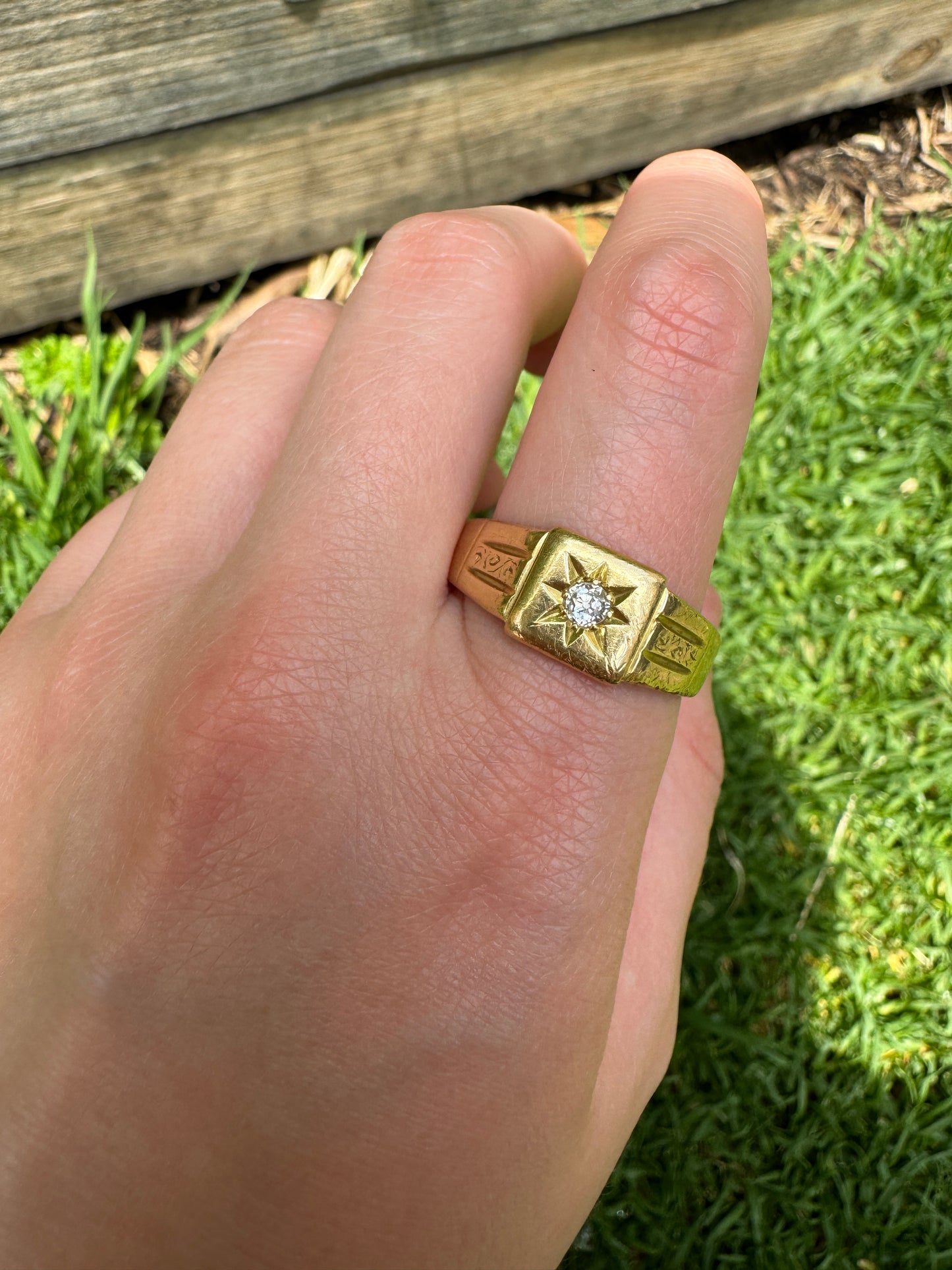 Vintage 18ct yellow gold starset 0.15ct old mine cut diamond signet ring