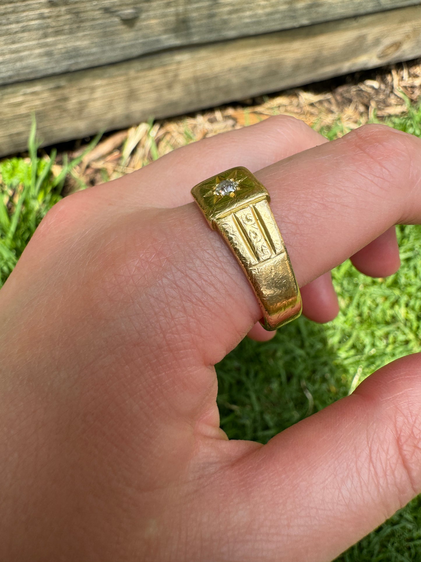 Vintage 18ct yellow gold starset 0.15ct old mine cut diamond signet ring