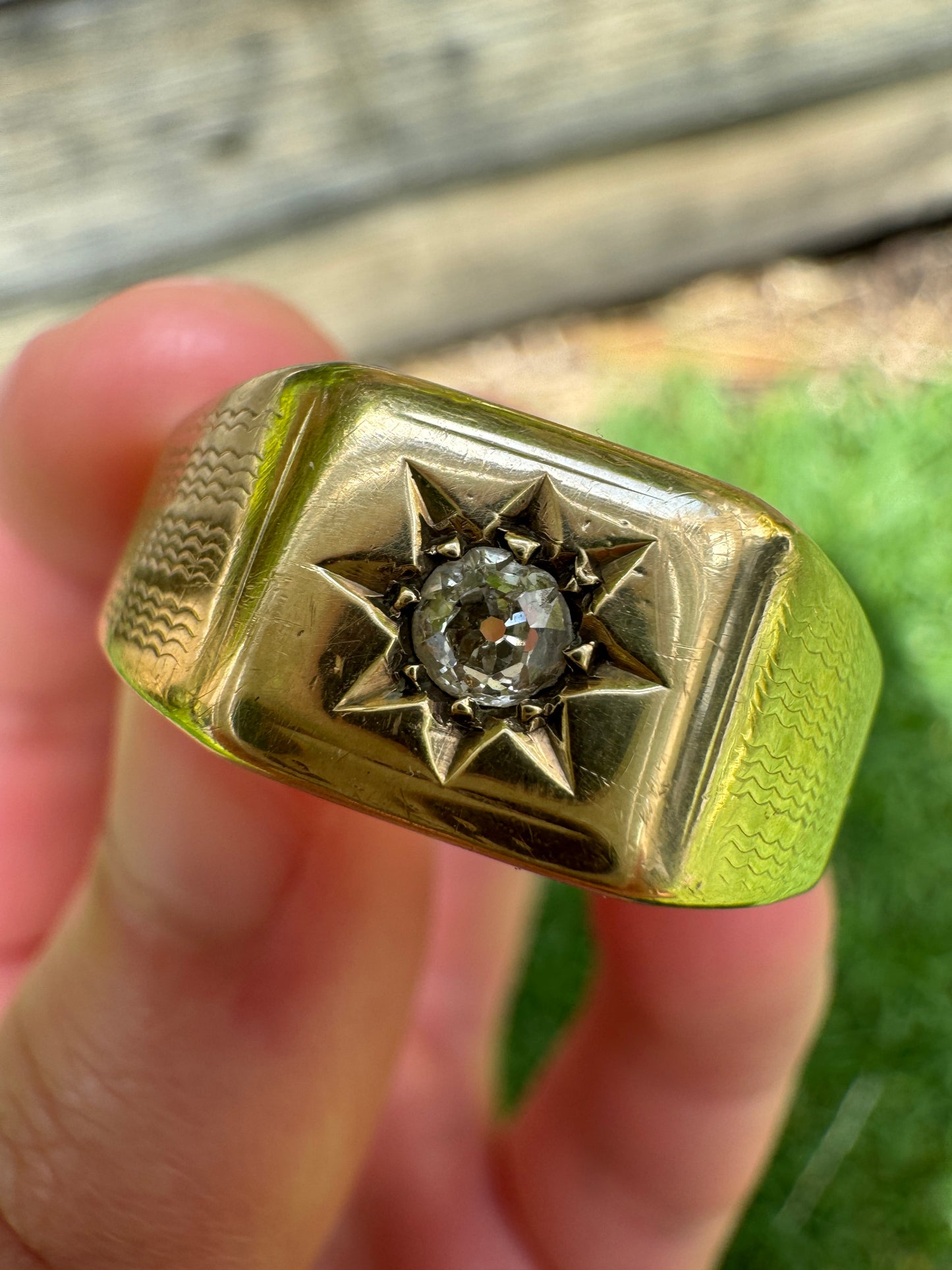 Vintage 9ct yellow gold starset 0.12ct old mine cut diamond signet ring