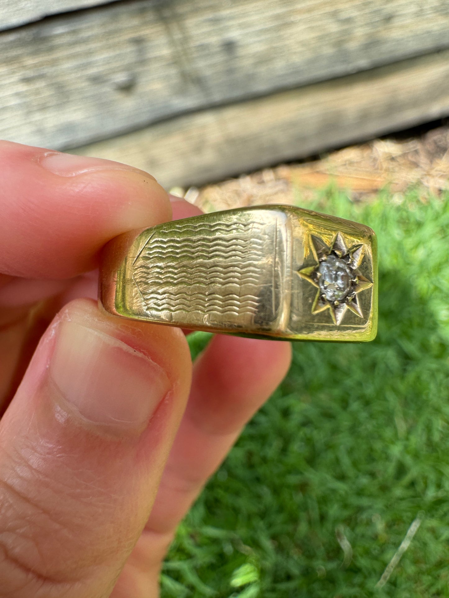 Vintage 9ct yellow gold starset 0.12ct old mine cut diamond signet ring