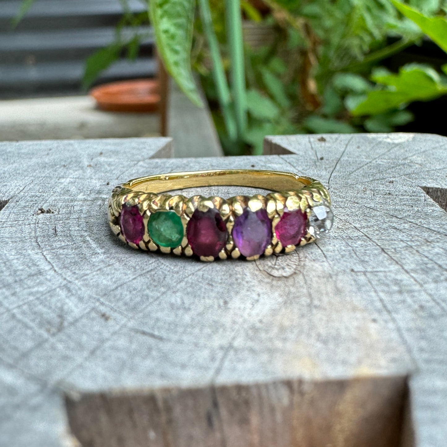 Vintage 18ct yellow gold REGARD acrostic ring