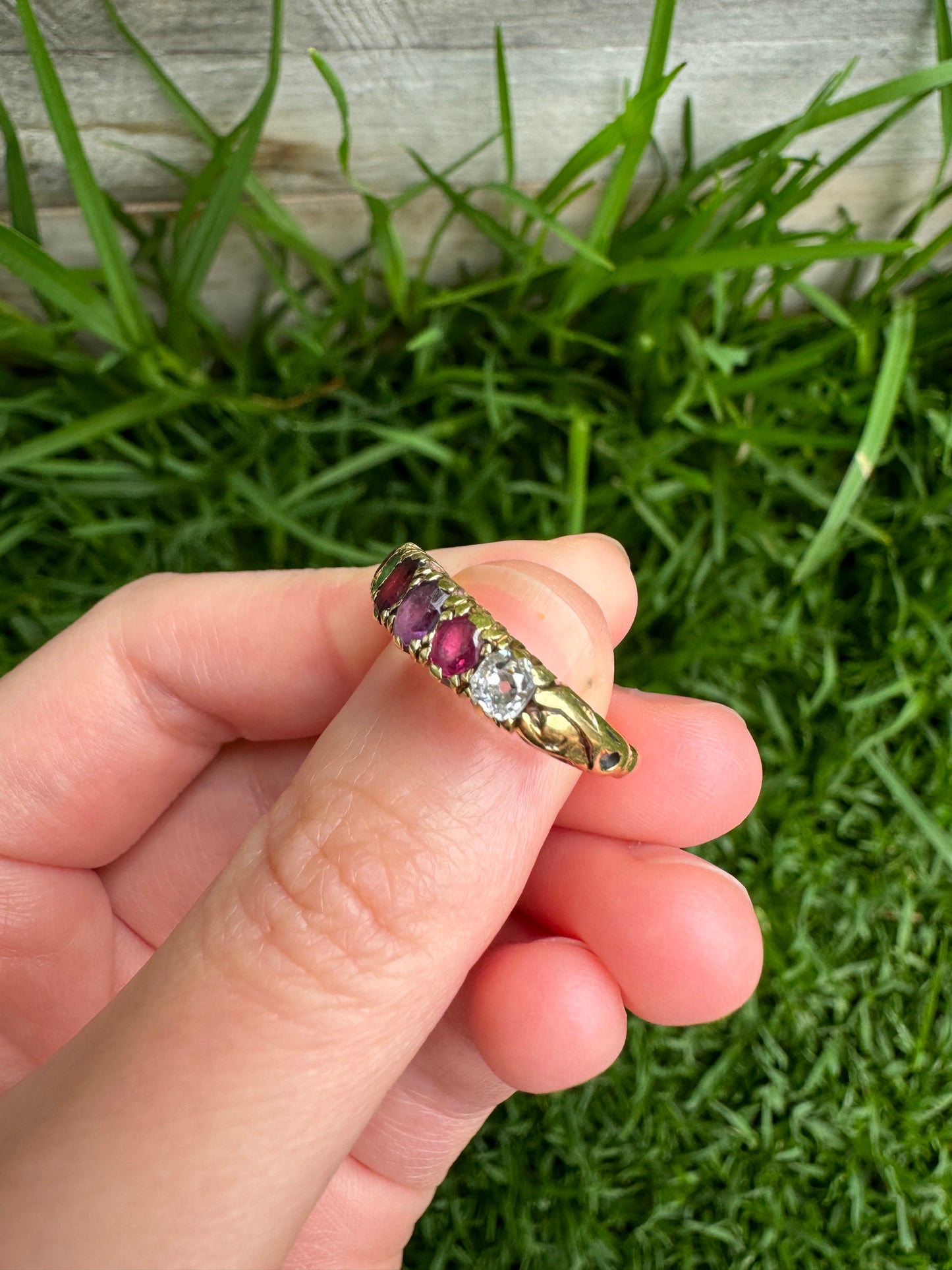 Vintage 18ct yellow gold REGARD acrostic ring