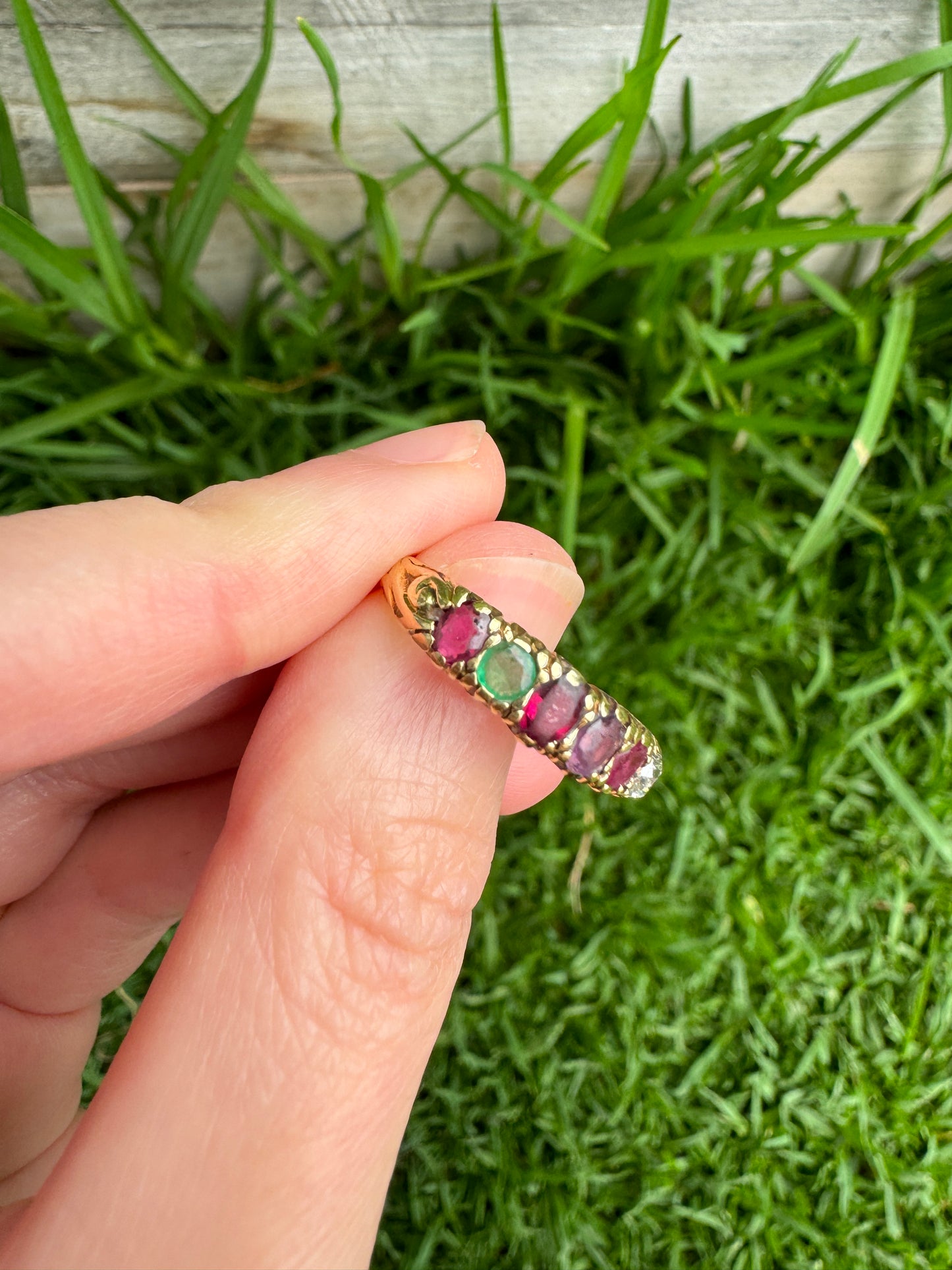 Vintage 18ct yellow gold REGARD acrostic ring