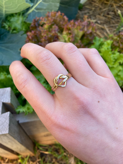 Antique Victorian 18ct yellow gold love knot ring