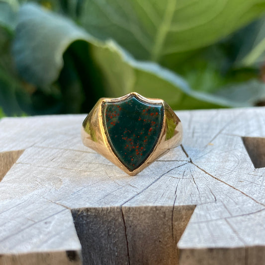 Antique Victorian 15ct yellow gold shield shaped bloodstone signet ring