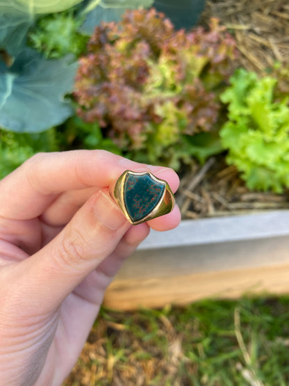 Antique Victorian 15ct yellow gold shield shaped bloodstone signet ring