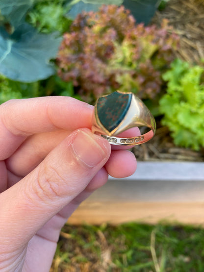 Antique Victorian 15ct yellow gold shield shaped bloodstone signet ring