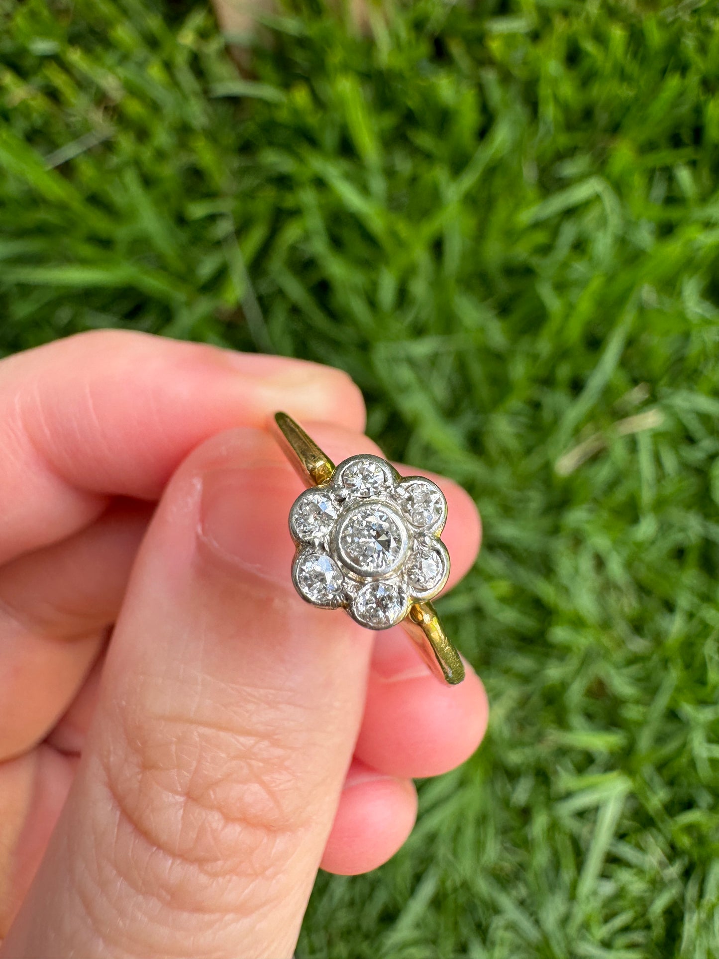 Vintage 18ct yellow gold 0.3ct TCW old cut diamond daisy ring