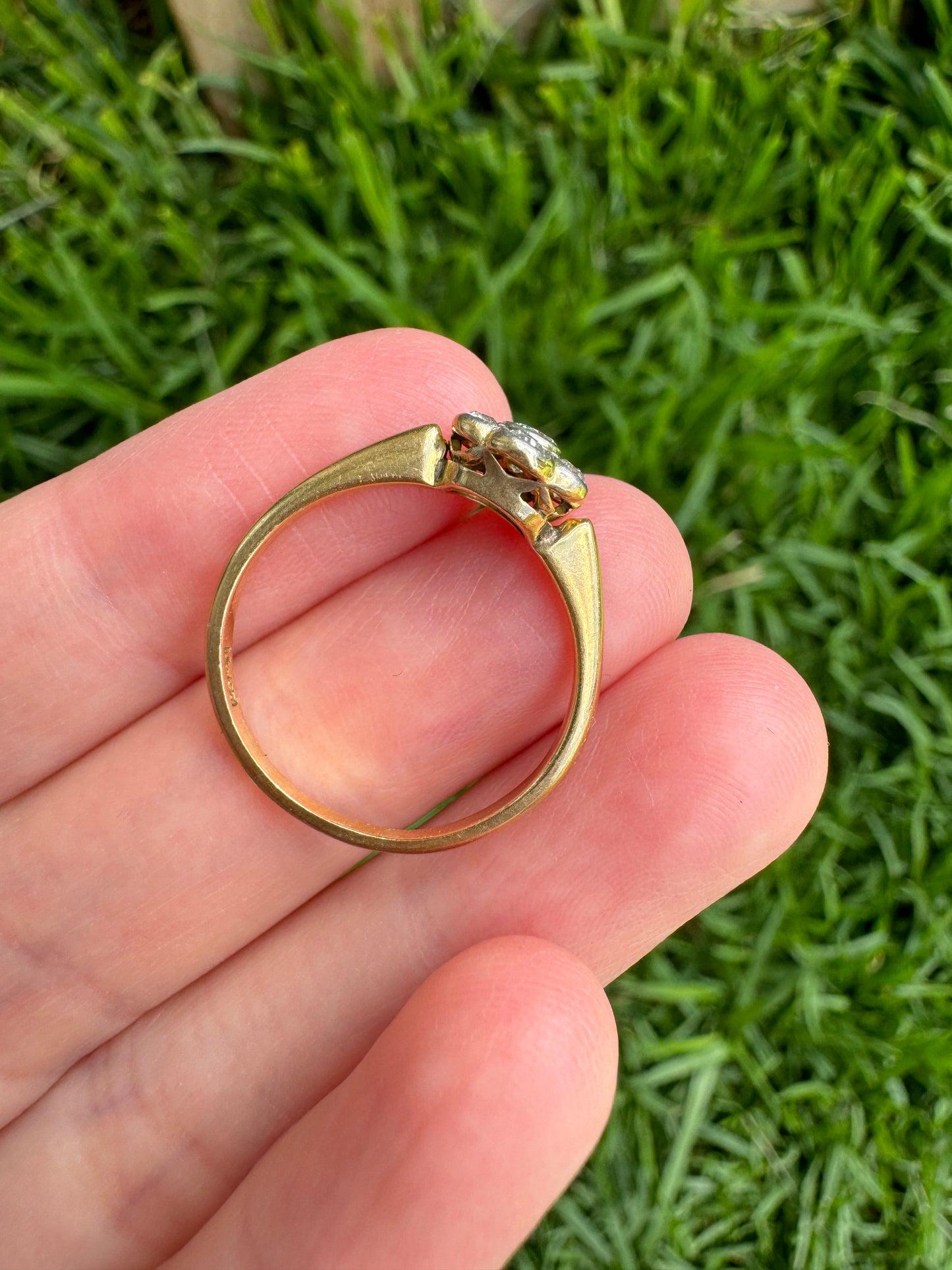 Vintage 18ct yellow gold 0.3ct TCW old cut diamond daisy ring