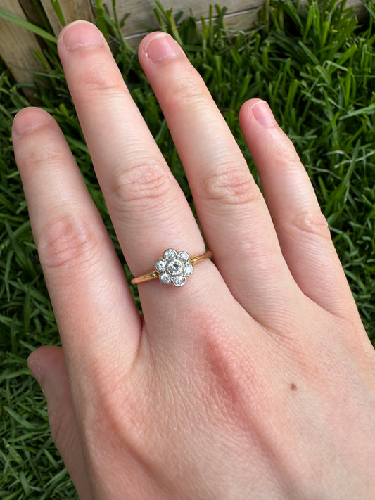 Vintage 18ct yellow gold 0.3ct TCW old cut diamond daisy ring