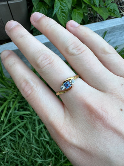 Vintage 18ct yellow gold three stone sapphire and old cut diamond crossover ring
