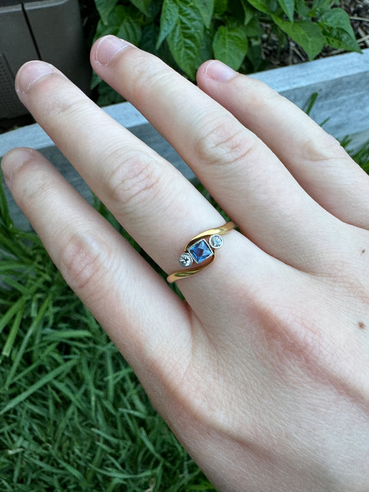 Vintage 18ct yellow gold three stone sapphire and old cut diamond crossover ring