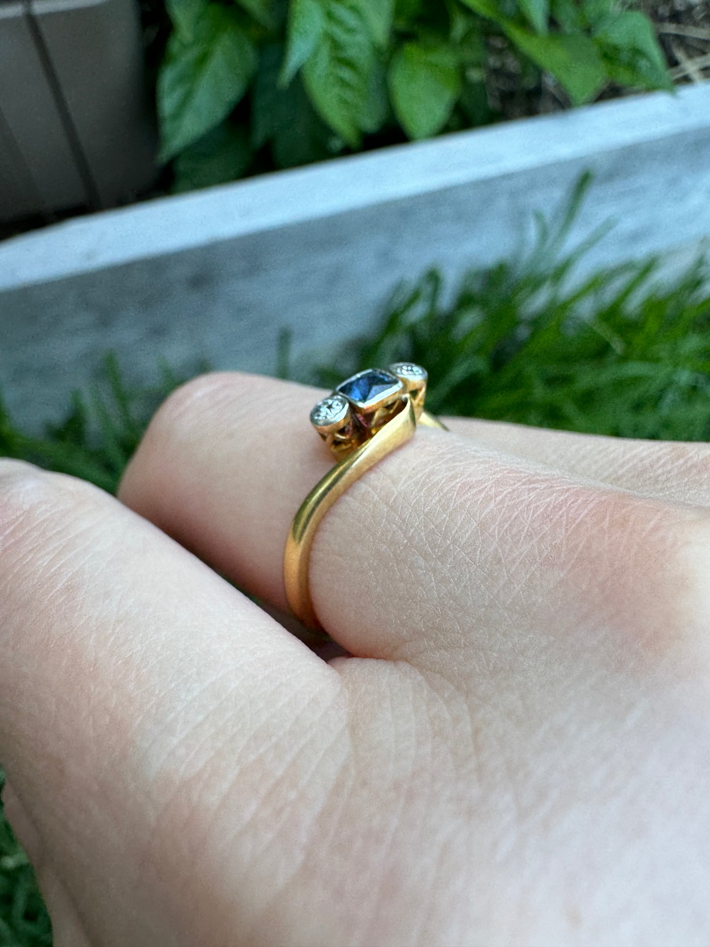 Vintage 18ct yellow gold three stone sapphire and old cut diamond crossover ring