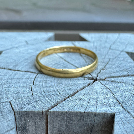 Antique Victorian 22ct yellow gold band, 2.4mm wide