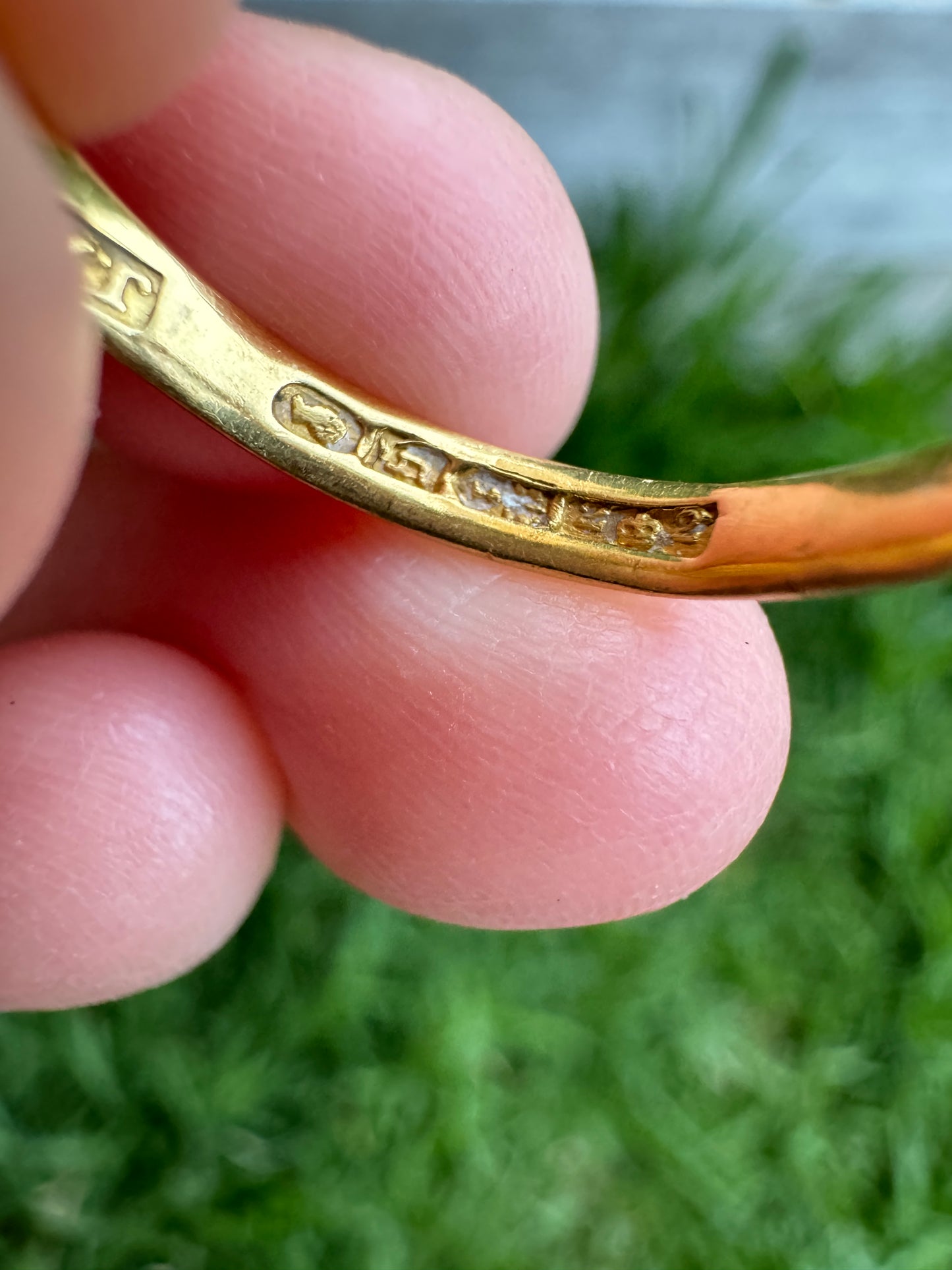 Antique Victorian 22ct yellow gold band, 2.4mm wide
