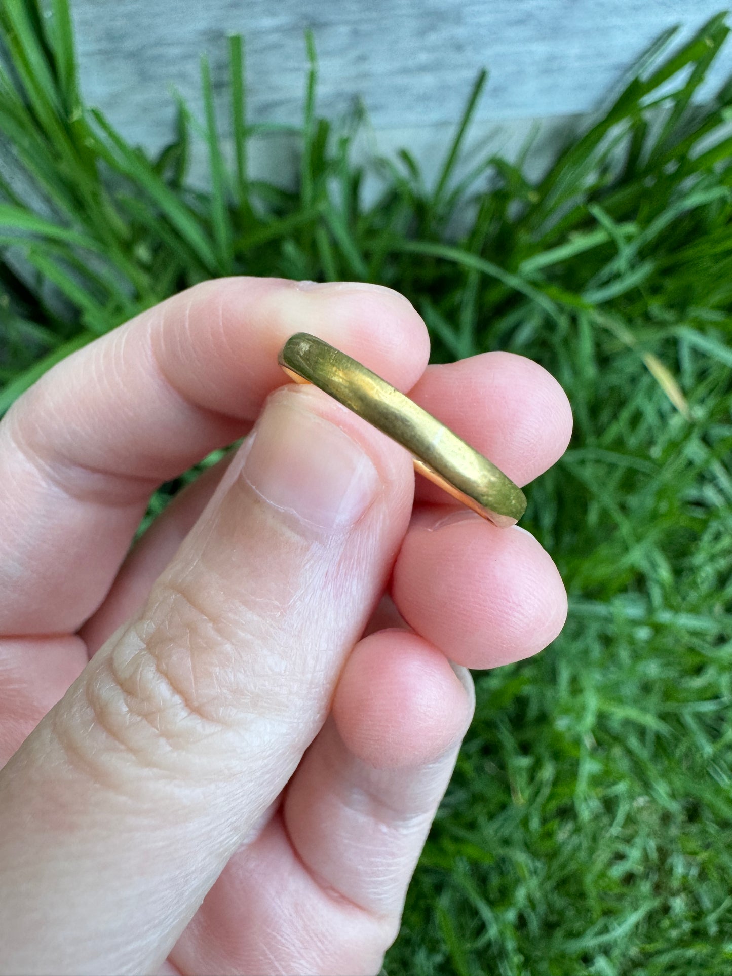 Antique Victorian 22ct yellow gold band, 2.4mm wide